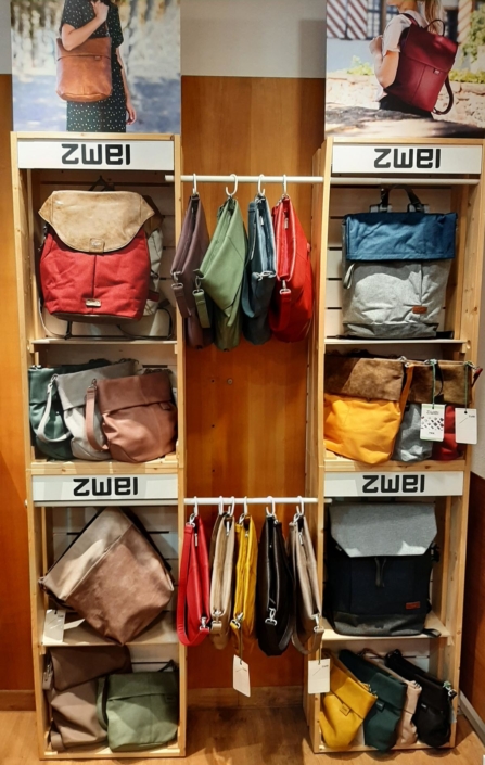 ZWEI Taschen und Rucksäcke